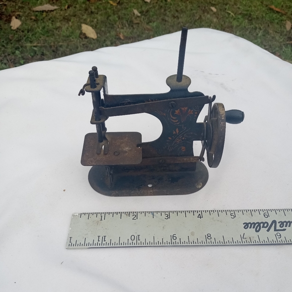 Antique Child Sewing Machine - Picture 6 of 9